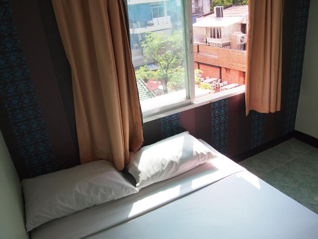 Four Sons Inn Bangkok Room photo